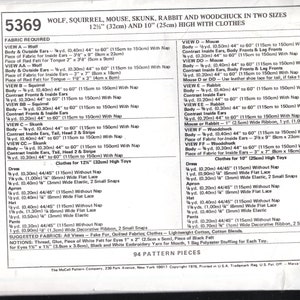 K&ouml;nnte beinhalten: Vintage Schnittmuster von 1976 mit Anleitungen zur Herstellung von Stofftieren: Wolf, Eichh&ouml;rnchen, Maus, Stinktier, Kaninchen und Murmeltier, in zwei Gr&ouml;&szlig;en. Enth&auml;lt Stoffanforderungen und Zubeh&ouml;r.