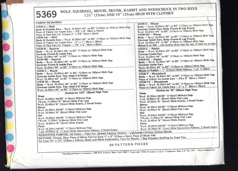 K&ouml;nnte beinhalten: Vintage Schnittmuster von 1976 mit Anleitungen zur Herstellung von Stofftieren: Wolf, Eichh&ouml;rnchen, Maus, Stinktier, Kaninchen und Murmeltier, in zwei Gr&ouml;&szlig;en. Enth&auml;lt Stoffanforderungen und Zubeh&ouml;r.