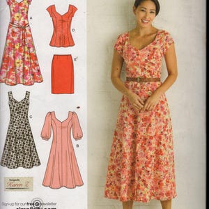 Puede incluir: Patrón de costura Simplicity con un vestido estampado floral con cuello en V y cinturón. El patrón incluye variaciones para una falda y un top. La imagen también muestra a una mujer usando el vestido.