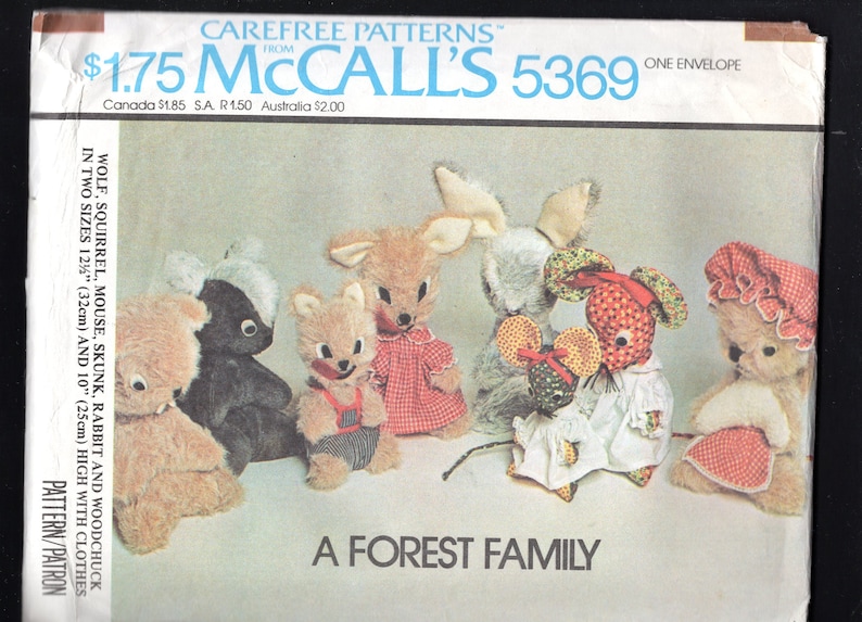 K&ouml;nnte beinhalten: Ein Vintage-McCall's-Schnittmusterumschlag mit Schnittmustern f&uuml;r Stofftiere. Die Muster umfassen einen Wolf, ein Eichh&ouml;rnchen, eine Maus, ein Stinktier, ein Kaninchen und ein Murmeltier, jedes mit Kleidung. Der Text "A Forest Family" wird angezeigt.