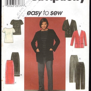 Puede incluir: Patrón de costura Simplicity 8800 con una mujer modelando una chaqueta negra, una camiseta a rayas y pantalones grises. El patrón también incluye ilustraciones de una chaqueta roja, faldas y otras blusas. Se muestra el texto "easy to sew".