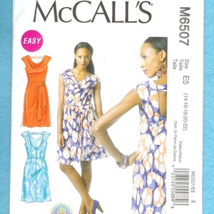 Może przedstawiać: Wzór krawiecki McCall's M6507. Wzór zawiera ilustracje trzech sukienek, w tym pomarańczowej sukienki kopertowej i niebieskiej sukienki. Okładka zawiera tekst "EASY" i informacje o rozmiarze.