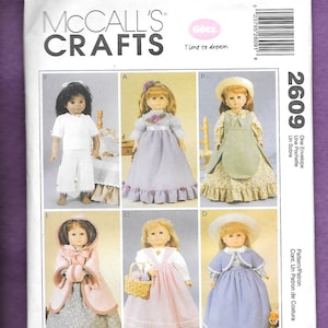 Könnte beinhalten: McCall's Crafts Schnittmusterumschlag mit Puppenkleidungsdesigns. Der Umschlag zeigt sechs Puppen in verschiedenen Outfits, darunter Kleider, ein Umhang und eine Haube. Der Text "Time to dream" ist ebenfalls sichtbar.