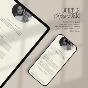 Pu&ograve; includere: Un tablet e uno smartphone mostrano un modello di modulo RSVP digitale con una foto circolare in bianco e nero di una coppia in alto. Il testo recita BUILT-IN RSVP FORM, con campi per i nomi degli ospiti, le scelte dei pasti e la presenza.