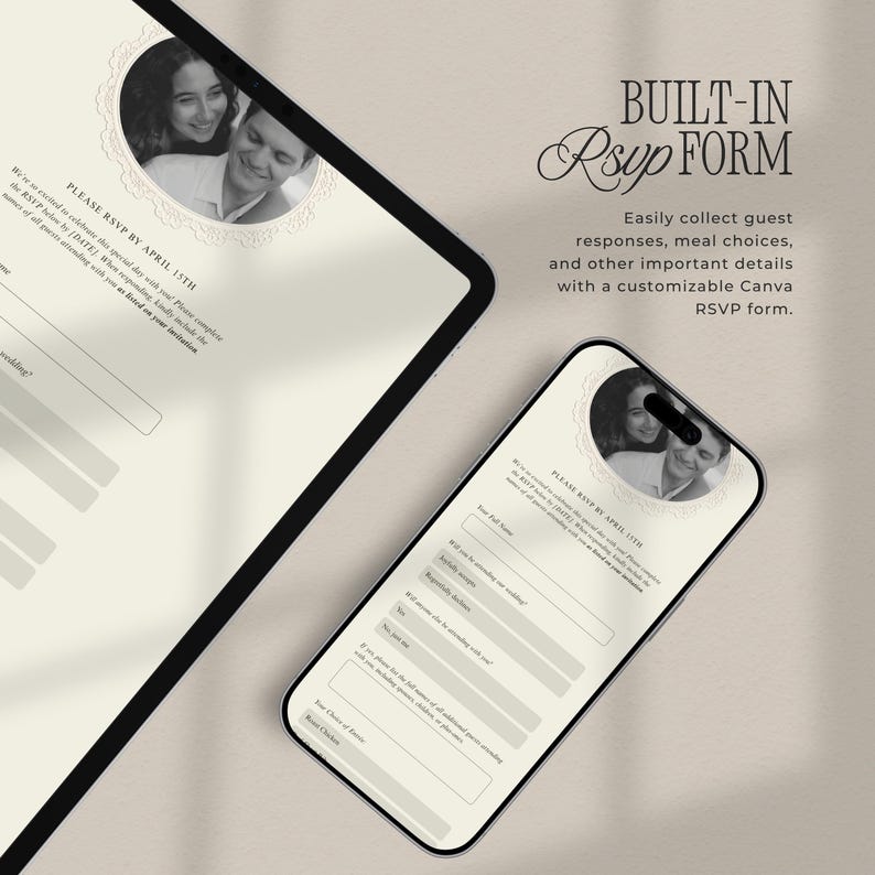 Pu&ograve; includere: Un tablet e uno smartphone mostrano un modello di modulo RSVP digitale con una foto circolare in bianco e nero di una coppia in alto. Il testo recita BUILT-IN RSVP FORM, con campi per i nomi degli ospiti, le scelte dei pasti e la presenza.