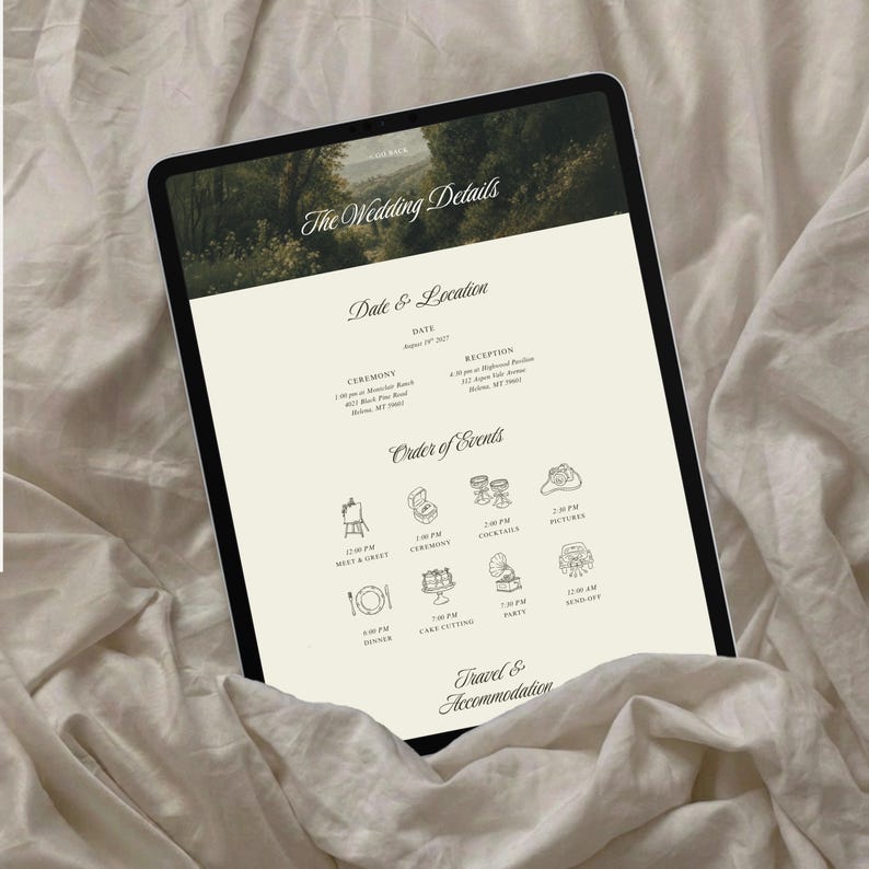 Pu&ograve; includere: Un tablet digitale che mostra un modello per i dettagli di un matrimonio con un'intestazione paesaggistica, sfondo color crema e testo nero. Il layout include sezioni per data e luogo, ordine degli eventi con icone a linee e informazioni di viaggio.