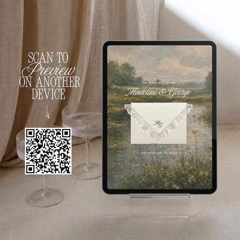 Pu&ograve; includere: Lo schermo di un tablet mostra un invito digitale con un dipinto paesaggistico, il testo "YOU HAVE MAIL FROM Madeline & George" e una grafica di una busta con bordo arricciato e il monogramma "MG" sopra il testo "TAP ENVELOPE TO OPEN."