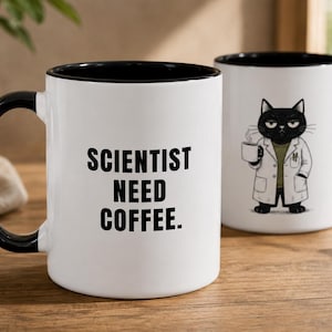 Peut inclure: Deux tasses en céramique blanche avec des anses et des bords noirs. Une tasse présente le texte noir "SCIENTIST NEED COFFEE." L'autre tasse affiche le dessin d'un chat noir portant une blouse de laboratoire blanche et tenant une tasse fumante.