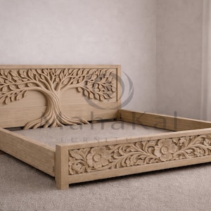 Op de afbeelding: Een lichtgekleurd houten bedframe met ingewikkelde gravures. Het hoofdbord heeft een gedetailleerd boomontwerp, terwijl het voetbord bloempatronen laat zien. Het bedframe is gemaakt van hout en staat op een neutraal gekleurd tapijt.