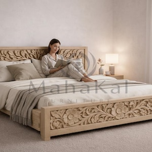Puede incluir: Una cama de madera clara con intrincadas tallas florales en la cabecera y el pie de cama. La cama está hecha con sábanas y almohadas blancas. Una persona está sentada en la cama leyendo un libro. La habitación está bien iluminada.