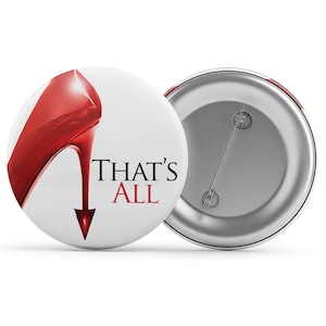 Könnte beinhalten: Ein weißer Button mit einem roten High-Heel-Design und dem Text "THAT'S ALL" in Schwarz und Rot. Der Button hat eine Metall-Pin-Rückseite. Der High Heel ist glänzend und scheint zu tropfen.