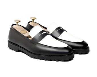 手作りのメンズ黒白レザーモカシンドレスシューズ、オフィスメンズローファー