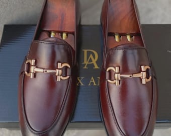 Mocassini slip-on da uomo in vera pelle marrone, realizzati su misura e fatti a mano.