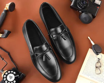 Mocasines de cuero negro con borlas hechos a mano para hombre / Zapatos de vestir formales de lujo sin cordones hechos a mano