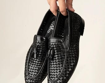 Mocasines de cuero negro tejido hechos a mano / Zapatos de vestir para hombre con borlas / Zapatos formales sin cordones