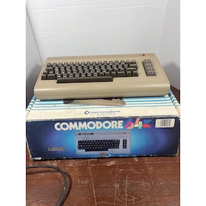 Ordenador vintage Commodore 64 con fuente de alimentación y caja original. Probado.