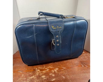 Maleta Pierre Cardin azul vintage de carcasa rígida con correas de hebilla y asa de cuero, 45,7 x 30,5 x 15,2 cm.