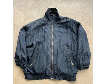 Chaqueta vintage Fu Da International de seda negra con cremallera y costuras bordadas.