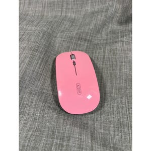 Puede incluir: Un ratón de ordenador inalámbrico de color rosa brillante con una carcasa lisa y redondeada. El dispositivo cuenta con una rueda de desplazamiento central de textura metálica y un pequeño botón debajo. La marca AZZOR aparece en un óvalo.