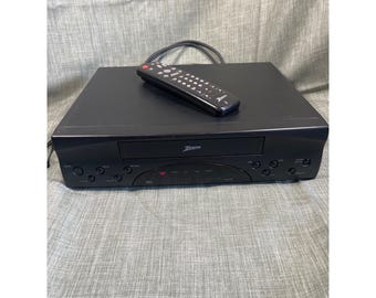 Grabadora de vídeo VHS Zenith VR2106 vintage con mando a distancia, color negro, probada y en funcionamiento.