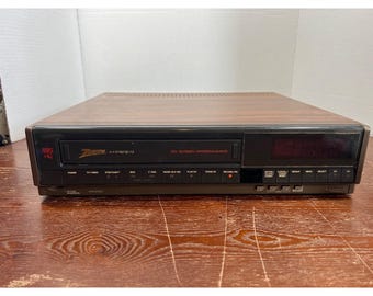 Klasyczny magnetowid Zenith VRF255 z 4 głowicami VHS HQ, programowaniem na ekranie i wykończeniem z fakturą drewna