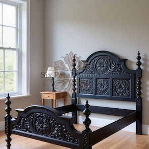 Puede incluir: Un marco de cama negro y ornamentado con detalles florales tallados. El cabecero presenta una parte superior curvada y tres paneles con diseños circulares. El pie de cama refleja las intrincadas tallas del cabecero. El marco de la cama está sobre un suelo de madera.