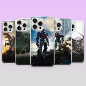 Può includere: Cinque custodie per smartphone disposte in fila, ognuna caratterizzata da una distinta stampa grafica ad alta definizione di personaggi Transformers in scene d'azione. I design includono varie figure robotiche, spade e paesaggi cinematografici.