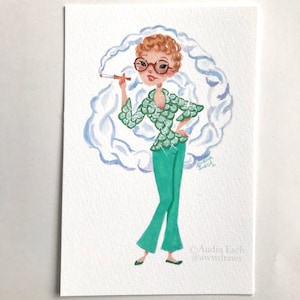 Può includere: Un'illustrazione ad acquerello di una donna con capelli rossi corti e ricci che indossa una maglia verde con paillettes e pantaloni abbinati. Tiene una sigaretta nella mano destra e ha una nuvola di fumo dietro di lei. L'illustrazione è firmata "Audra Esch @awwdraws".