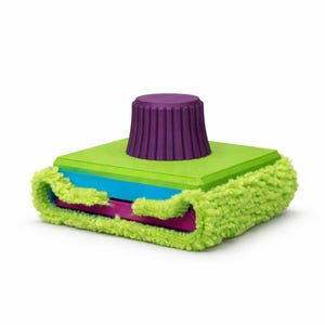 Puede incluir: Una herramienta de limpieza multicolor con un exterior verde y esponjoso. La herramienta tiene forma rectangular con capas de verde, azul y rosa. Una perilla morada y estriada se encuentra en la parte superior. La herramienta está diseñada para uso doméstico.