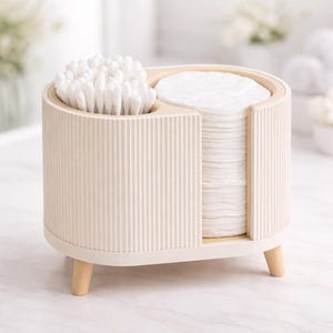 Puede incluir: Un juego de tres tazas de cerámica con un acabado mate moteado. Las tazas son de color crema, gris claro y gris oscuro. Cada taza tiene un diseño minimalista simple y un asa redondeada. Para café o té.