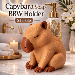 Könnte beinhalten: Ein hellbrauner Capybara-Seifenhalter mit braunem Gesicht und Pfoten. Daneben befindet sich ein weißer und goldener Seifenspender. Der Text "Capybara Soap BBW Holder" und "STL File" sind sichtbar.