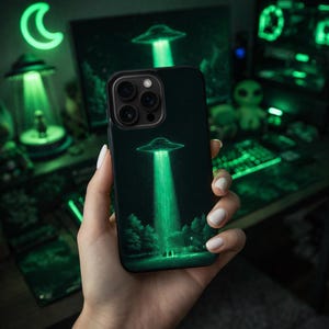 Puede incluir: Una taza de cerámica blanca con asa negra y el texto "But First, Coffee" en negro y negrita. La taza está sobre una superficie blanca.