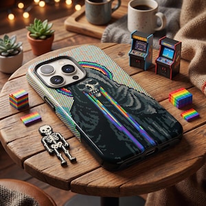 Puede incluir: Una funda para smartphone con un diseño de pixel art de una calavera con un flujo de colores del arcoíris saliendo de su boca. El fondo consiste en un patrón de cuadrícula multicolor y la funda tiene un recorte para un sistema de triple cámara.
