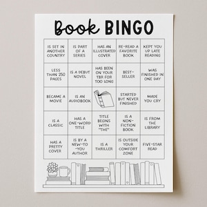 Può includere: Una scheda di gioco Book Bingo rettangolare bianca con testo e linee della griglia neri. La scheda presenta una griglia cinque per cinque di sfide di lettura, un'icona centrale di un libro aperto e un'illustrazione di pianta, tazza e libri.