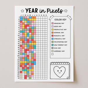 Puede incluir: Un rastreador de estado de ánimo Year in Pixels en papel blanco. Incluye una cuadrícula para 365 días, una clave de color con categorías como Amazing Day y Sick Day, y un icono de calendario con un corazón sonriente. La cuadrícula está parcialmente rellena.