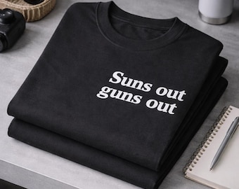 Camiseta con estampado en el pecho "Suns Out Guns Out" / Texto en la espalda: La educación es importante, pero los bíceps grandes son más importantes.