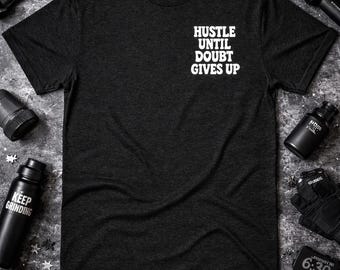 Camiseta "Apresurate hasta que la duda se rinda" / Camiseta tipográfica motivacional