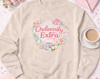 Sudadera Ordinarily Extra / tipografía de corazón floral, flores pastel