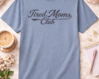 Camiseta del Club de Mamás Cansadas / Camiseta con estampado de la vida de mamá, color verde salvia suave.