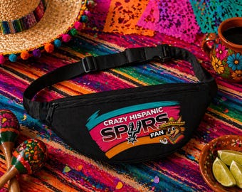 Riñonera negra con logo retro de los Spurs, ideal para fans hispanos. Bolso bandolera unisex para festivales, viajes y uso diario.