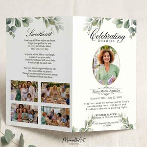 以下が含まれることがあります： 「Sweetheart」と「Celebrating the Life of」のテキストが特徴の、フローラルデザインの追悼プログラム。女性の写真、家族写真、追悼文が含まれています。プログラムは白い紙に印刷されています。