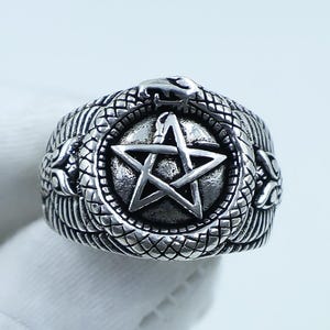 Bague chevalière Ouroboros serpent, argent sterling oxydé, bijou gothique pour motard