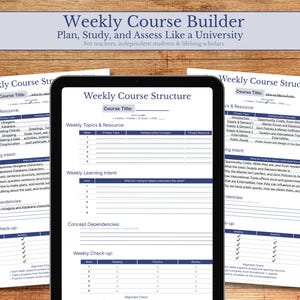 Puede incluir: Un juego de tres tazas de cerámica con acabado mate moteado. Las tazas son de color crema, gris claro y gris oscuro. Cada taza tiene un diseño simple y minimalista.