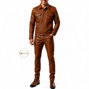 Puede incluir: Un conjunto de chaqueta y pantalón de cuero marrón. La chaqueta tiene cierre de botones, dos bolsillos en el pecho y cuello. El pantalón es de corte ajustado. El conjunto es de cuero texturizado.