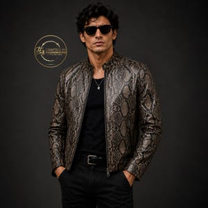 Jaqueta masculina em couro legítimo com estampa de píton – peça de roupa externa artesanal com textura exótica.