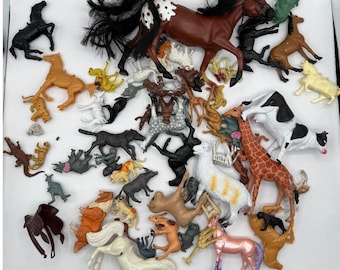 Grande lotto di statuette di animali vintage per bambini, multicolore, in plastica, cavalli, safari, mucca