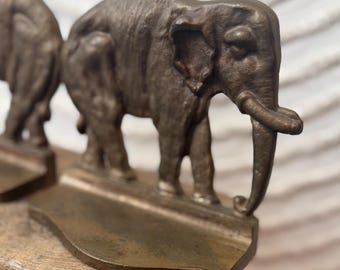 Suportes de livros vintage em metal pesado, em formato de elefantes, com pátina de bronze, décadas de 1920 e 1930.
