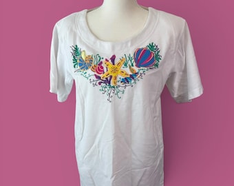 Vintage Kavio! Embroidered Sea Life T-Shirt | 90s Y2K Coastal grandma White Tee | Nautical Seashell & Starfish Graphic size small