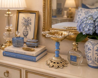 Piatto portagioie vintage Hollywood Regency con piedistallo blu, ciotola raccogli-oggetti in oro e argento.