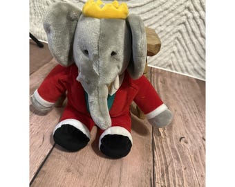 Peluche vintage de 1988 de Gund Babar el Elefante - 35,5 cm (14 pulgadas), exclusivo de Macy's, traje rojo.